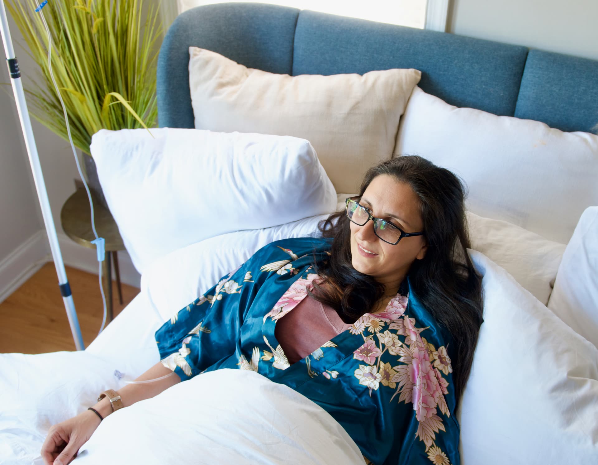 A client resting comfortably during her infusion at home